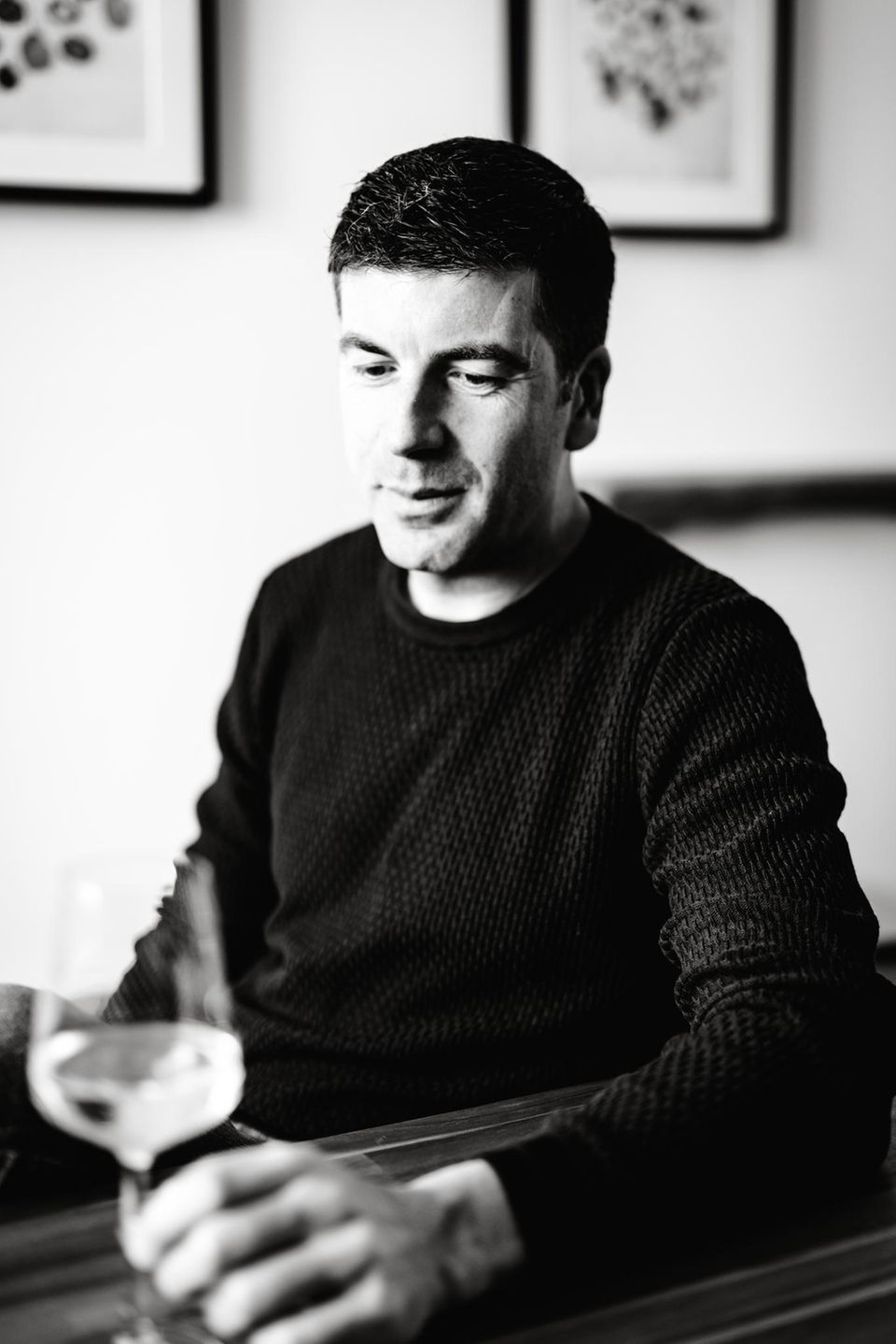 Benjamin Cordes ist Autor und Experte für Kulinarik. Seine Filme sind im öffentlich-rechtlichen Rundfunk zu sehen, seine Texte u.a. im Magazin Falstaff zu lesen. Er ist Gründer von Kaisergranat.com und Initiator des Deutschen Kochbuchpreises.