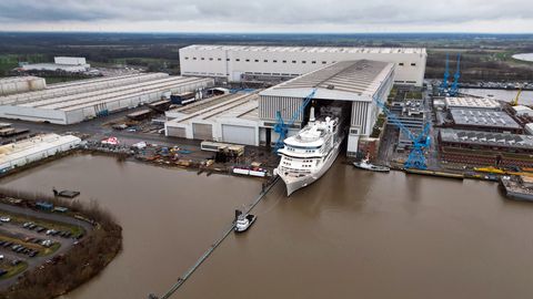 Kreuzfahrtschiff fährt aus dem Baudock der Meyer Werft