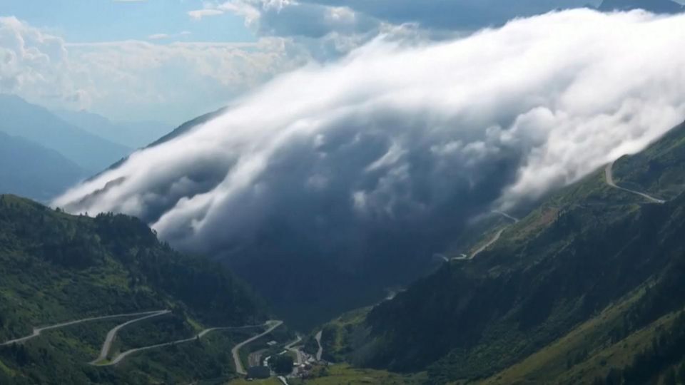 Wolken rauschen über Berghänge der Schweizer Alpen