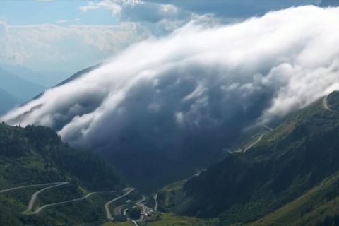 Wolken rauschen über Berghänge der Schweizer Alpen