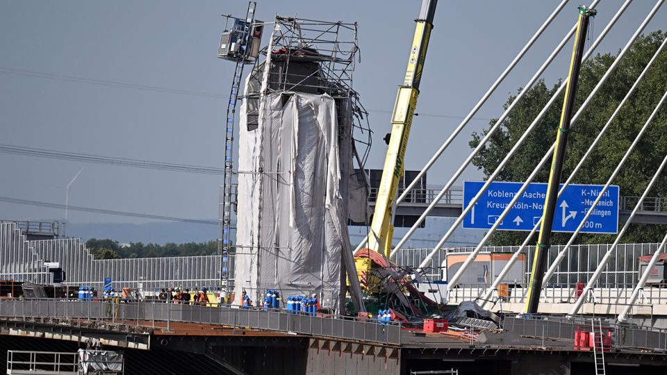 Schwerer Unfall auf A1: Bauarbeiter stirbt bei Abrissarbeiten an Rheinbrücke