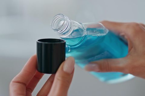 Nahaufnahme einer Flasche Mundspülung (Bild für Öko-Test)