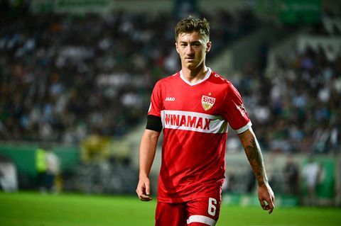 Angelo Stiller steht nach dem Pokalsieg des VfB Stuttgart gegen Preußen Münster auf dem Platz