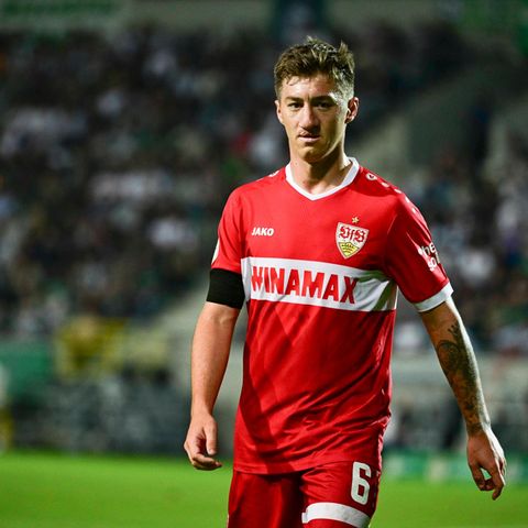 Angelo Stiller steht nach dem Pokalsieg des VfB Stuttgart gegen Preußen Münster auf dem Platz