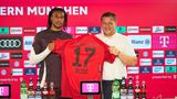 Michael Olise und Max Eberl mit dem Bayern-Trikot des Franzosen
