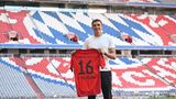 Bayern Münchens João Palhinha bei seiner Vorstellung in der Allianz Arena
