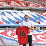 Bayern Münchens João Palhinha bei seiner Vorstellung in der Allianz Arena