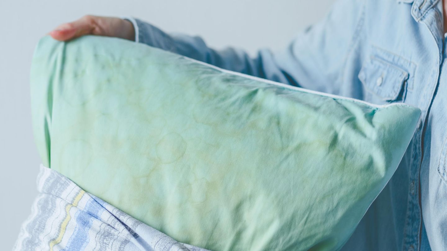 Woher Kommen Gelbe Flecken Auf Weißer Wäsche Gelbe Flecken auf Kissen: Woher sie kommen und wie sie verschwinden