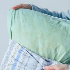 Gelbe, kranzartige Ränder auf den Kopfkissen sind kein Zeichen mangelnder Hygiene
