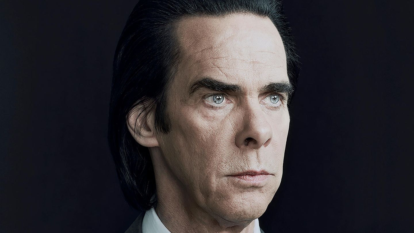 Nick Cave Nick Cave Porträt, auf dem er an der Kamera vorbeischaut