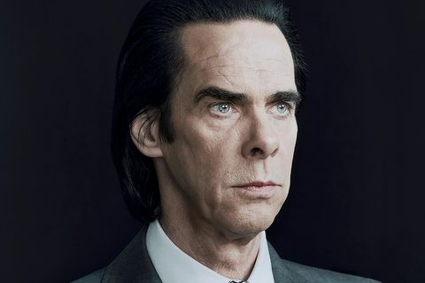 Nick Cave Porträt, auf dem er an der Kamera vorbeischaut