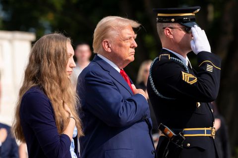 Die Angehörige eines gefallenen Soldaten und Donald Trump während des Gedenkens auf dem Soldatenfriedhof in Arlington