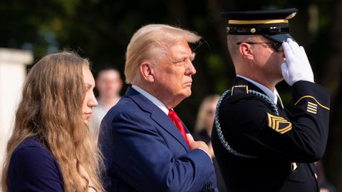 Die Angehörige eines gefallenen Soldaten und Donald Trump während des Gedenkens auf dem Soldatenfriedhof in Arlington