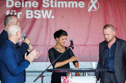 Sahra Wagenknecht unterbrach ihren Wahlkampfauftritt nach der Farbattacke nur kurz