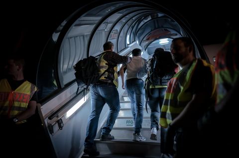 Polizeibeamte begleiten einen Afghanen auf dem Flughafen Leipzig in ein Charterflugzeug, Aufnahme aus 2019