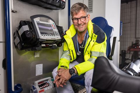 Notfallmediziner Lüder Warnken in Rettungswagen