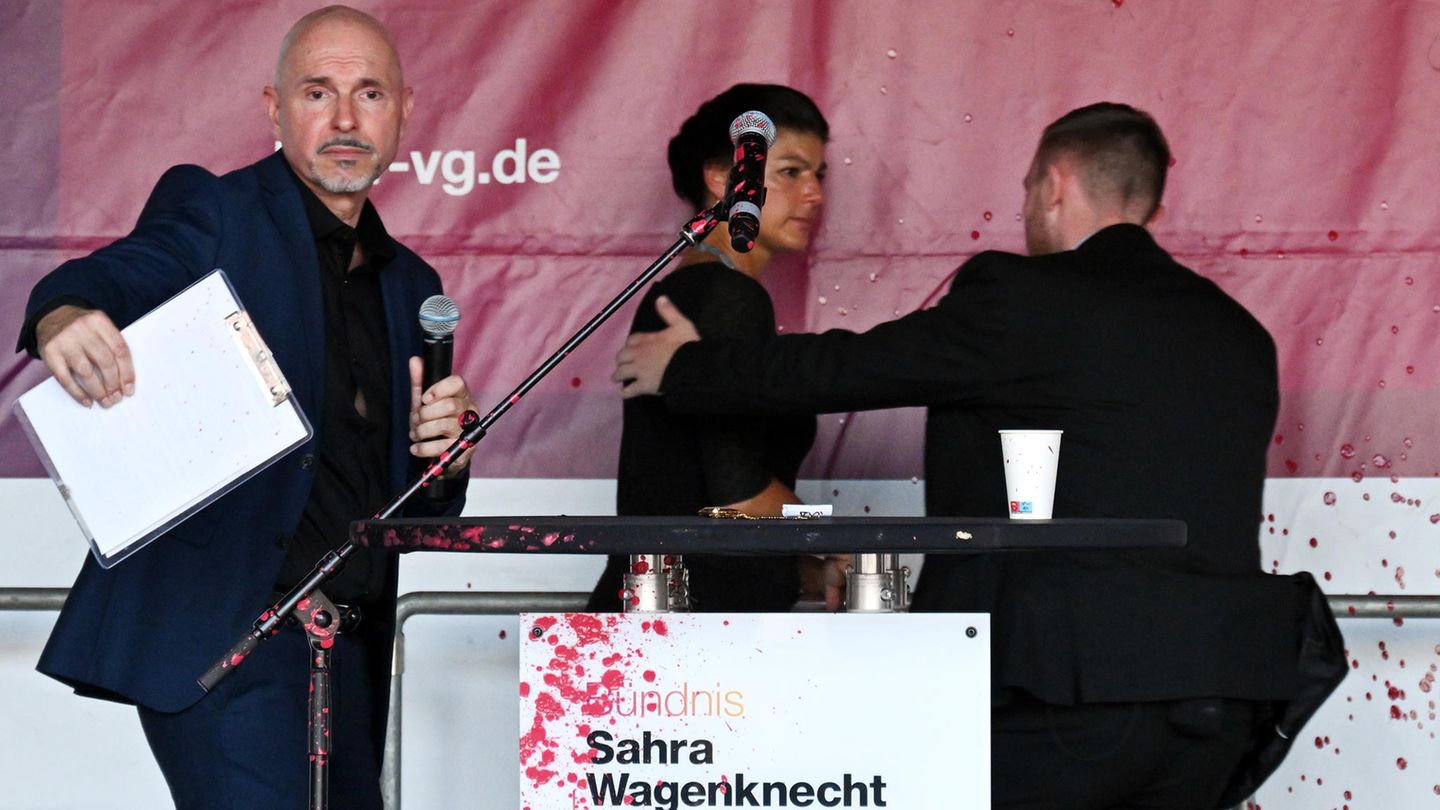 Farbattacke im Video: Sahra Wagenknecht mit roter Farbe bespritzt – sie reagiert kampfeslustig