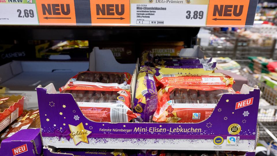 Lebkuchen stehen in einem Regal in einem Markt einer Supermarktkette.