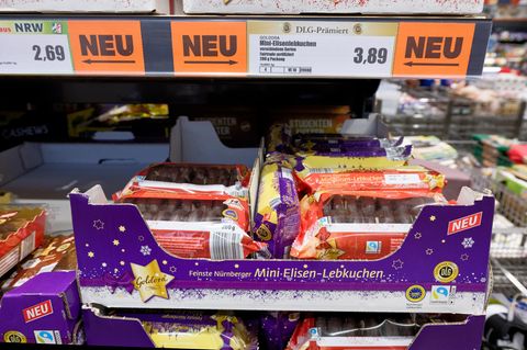 Lebkuchen stehen in einem Regal in einem Markt einer Supermarktkette.