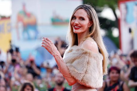 Angelina Jolie zeigt sich gelöst auf dem Roten Teppich bei den Filmfestspielen in Venedig.