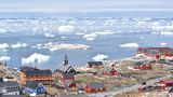 Bunte Häuser mit der Zionskirche und Eisberge gehören zum Stadtbild: Mit 5000 Einwohnern ist Ilulissat der drittgrößte Ort Grönlands und der attraktivste für Touristen. Denn in der Nähe mündet der Eisfjord – seit 2004 Unesco-Weltnaturerbe – in die Discobucht