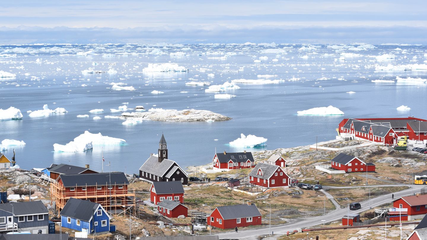 Greenland's west coast: Colorful houses with the Zion Church and icebergs are part of the cityscape: With 5,000 inhabitants, Ilulissat is the third largest town in Greenland and the most attractive for tourists. The Icefjord – a UNESCO World Heritage Site since 2004 – flows into Disco Bay nearby Colorful houses with the Zion Church and icebergs are part of the cityscape: With 5,000 inhabitants, Ilulissat is the third largest town in Greenland and the most attractive for tourists. The Icefjord – a UNESCO World Heritage Site since 2004 – flows into Disco Bay nearby