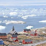 Bunte Häuser mit der Zionskirche und Eisberge gehören zum Stadtbild: Mit 5000 Einwohnern ist Ilulissat der drittgrößte Ort Grönlands und der attraktivste für Touristen. Denn in der Nähe mündet der Eisfjord – seit 2004 Unesco-Weltnaturerbe – in die Discobucht