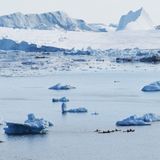 Bewegliches Eis bis zum Horizont, zum Teil von gigantischen Ausmaßen. Nur ungefähr ein Neuntel eines Eisberges ragt aus dem Wasser.