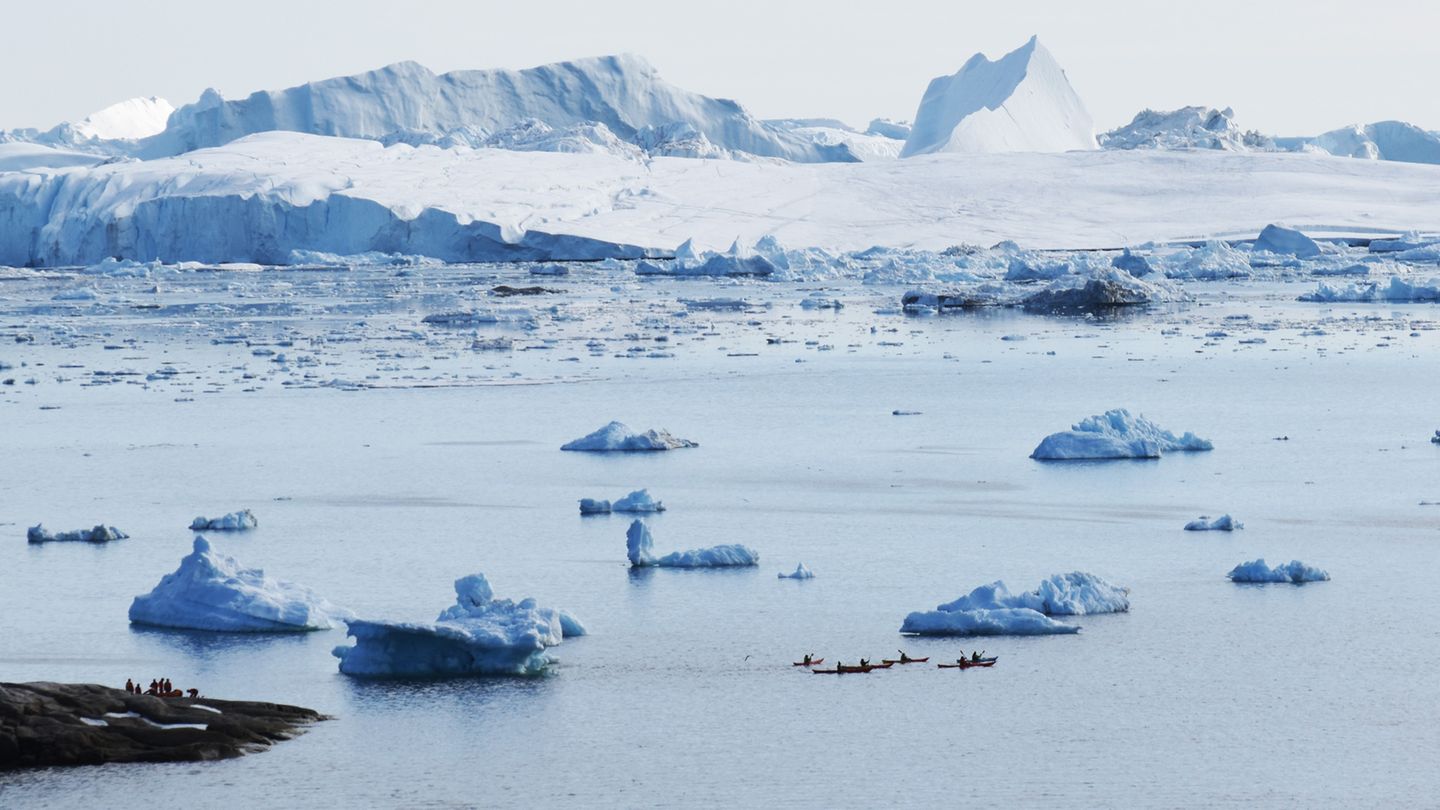Bewegliches Eis bis zum Horizont, zum Teil von gigantischen Ausmaßen. Nur ungefähr ein Neuntel eines Eisberges ragt aus dem Wasser.