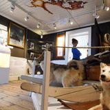 Der Polarforscher Knud Rasmussen wurde in Ilulissat geboren. Sein Wohnhaus beherbergt heute das Stadtmuseum mit Dokumenten seiner Expeditionen und Exponaten der Inuit-Kultur – links im Bild seine Büste. Besucher müssen ihre Schuhe ausziehen und schlüpfen für den Rundgang in Hausschuhe aus Seehundfell.