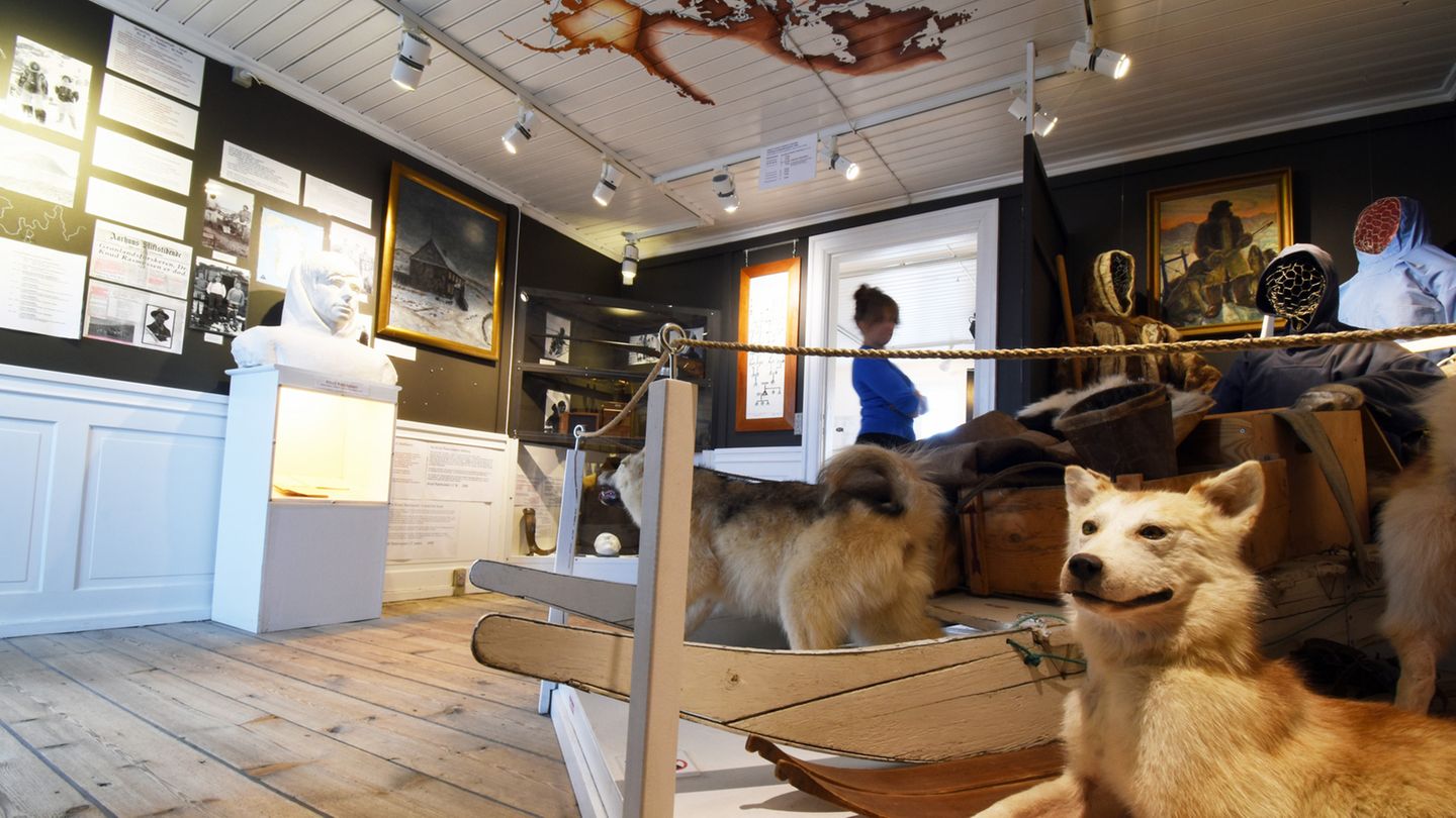 Der Polarforscher Knud Rasmussen wurde in Ilulissat geboren. Sein Wohnhaus beherbergt heute das Stadtmuseum mit Dokumenten seiner Expeditionen und Exponaten der Inuit-Kultur – links im Bild seine Büste. Besucher müssen ihre Schuhe ausziehen und schlüpfen für den Rundgang in Hausschuhe aus Seehundfell.
