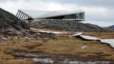 Wie ein gelandetes Ufo wirkt das von der Architektin Dorte Mandrup entworfene Icefjord Centre aus Stahl, Holz und Glas mit einem begehbaren Dach. Besucher erfahren in der multimedialen Ausstellung "Sermeq pillugu Oqaluttuaq" viel über die Auswirkungen des Klimawandels und die Geschichte des Eises. Highlight ist ein runtergekühlter Eisbohrkern des jahrtausendealten Inlandeises, der bis zum Zeitpunkt von Christi Geburt zurückreicht