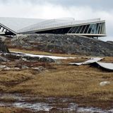 Wie ein gelandetes Ufo wirkt das von der Architektin Dorte Mandrup entworfene Icefjord Centre aus Stahl, Holz und Glas mit einem begehbaren Dach. Besucher erfahren in der multimedialen Ausstellung "Sermeq pillugu Oqaluttuaq" viel über die Auswirkungen des Klimawandels und die Geschichte des Eises. Highlight ist ein runtergekühlter Eisbohrkern des jahrtausendealten Inlandeises, der bis zum Zeitpunkt von Christi Geburt zurückreicht