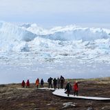 Das Informationszentrum ist auch Ausgangspunkt des Unesco-Welterbepfades auf hölzernen Bohlen zum Aussichtspunkt am Nordufer des Eisfjords, vorbei an den Siedlungsresten von Sermermiut, wo schon vor 4000 Jahren Menschen lebten