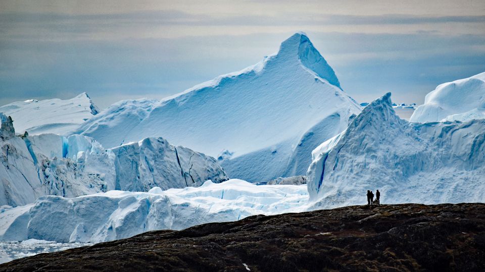 Weiße Riesen durchs Teleobjektiv: Der Weg führt zu den Klippen von Nakkaavik, wo man den besten Ausblick auf die schwimmenden Eisberge des Gletschers Sermeq Kujalleq hat, dem produktivsten der nördlichen Hemisphäre mit einer Fließgeschwindigkeit von 40 Metern pro Tag