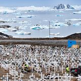 Einer der drei Friedhöfe von Ilulissat: Wegen des Permafrostbodens kommt beim Schaufeln eines Grabes der Presslufthammer zum Einsatz