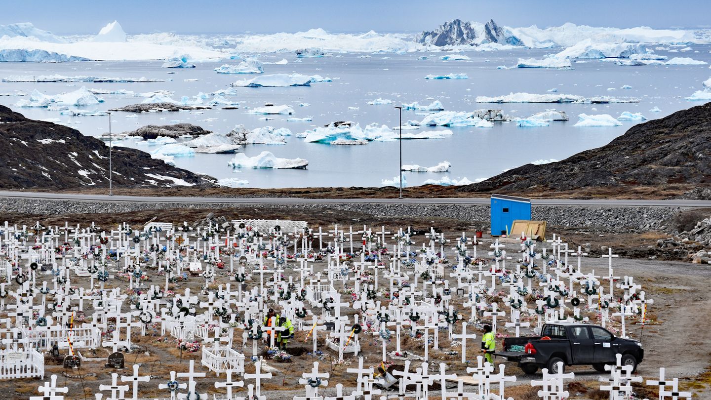 Einer der drei Friedhöfe von Ilulissat: Wegen des Permafrostbodens kommt beim Schaufeln eines Grabes der Presslufthammer zum Einsatz