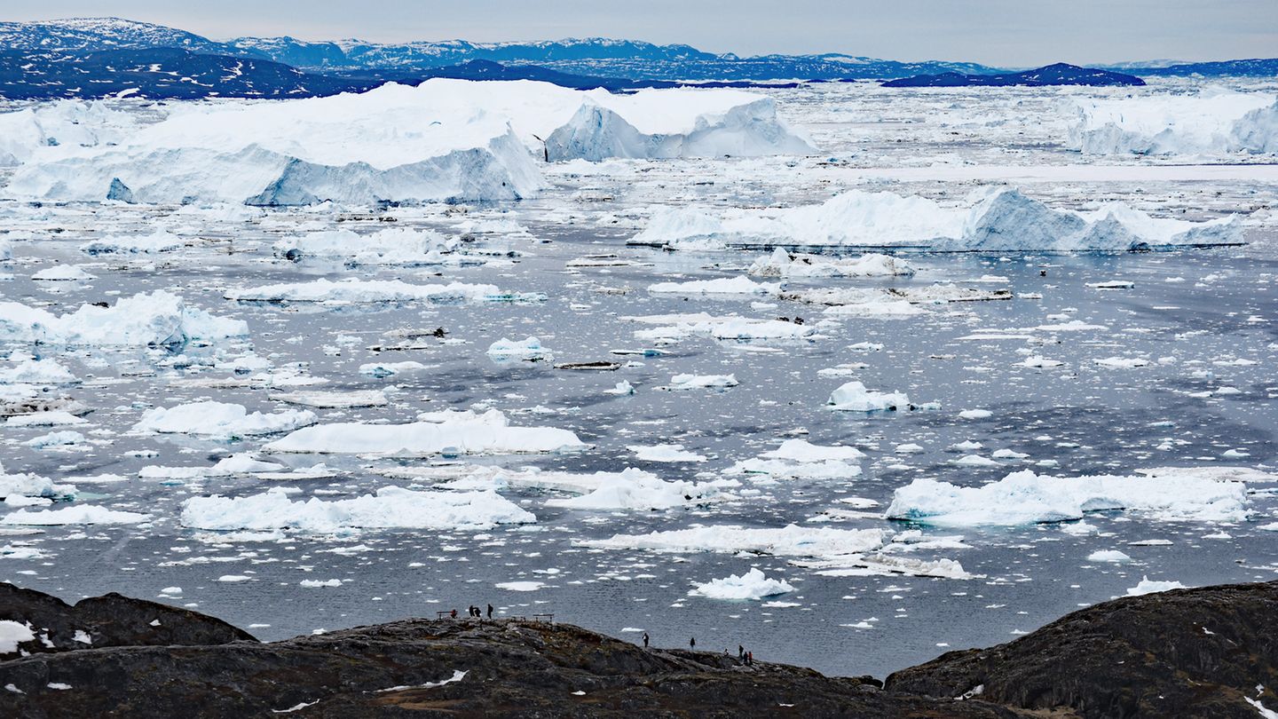 Nakkaavik bedeutet übersetzt "Altweiberkluft", eine Klippe, an der sich früher ältere Menschen, die glaubten, nichts mehr zur Gemeinschaft beitragen zu können, das Leben nahmen