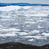 Nakkaavik bedeutet übersetzt "Altweiberkluft", eine Klippe, an der sich früher ältere Menschen, die glaubten, nichts mehr zur Gemeinschaft beitragen zu können, das Leben nahmen