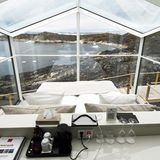 Die touristische Infrastruktur hat sich durch neue Hotels enorm verbessert. Das Arctic Hotel bietet sogar komplett verglaste "Aurora Cabins", die in den Wintermonaten zur Beobachtung des Nordlichtes beliebt sind.