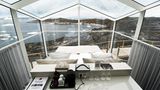 Die touristische Infrastruktur hat sich durch neue Hotels enorm verbessert. Das Arctic Hotel bietet sogar komplett verglaste "Aurora Cabins", die in den Wintermonaten zur Beobachtung des Nordlichtes beliebt sind.