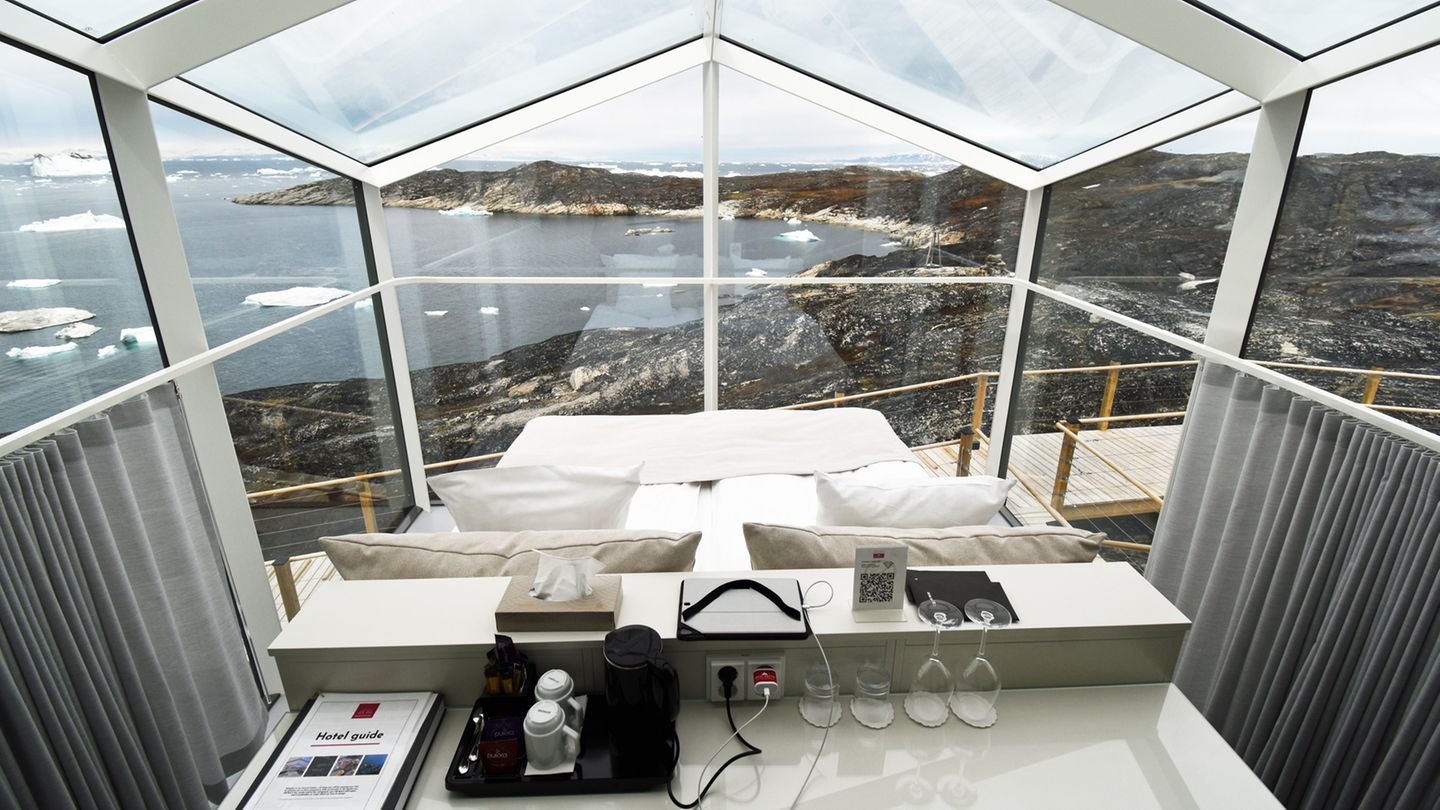 Die touristische Infrastruktur hat sich durch neue Hotels enorm verbessert. Das Arctic Hotel bietet sogar komplett verglaste "Aurora Cabins", die in den Wintermonaten zur Beobachtung des Nordlichtes beliebt sind.