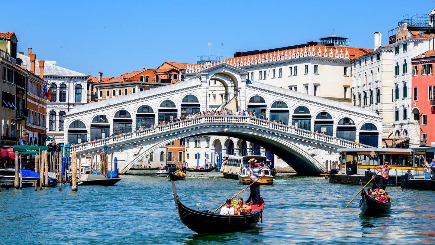 Gondolieri auf dem Canal Grande in Venedig