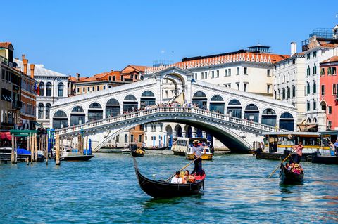 Gondolieri auf dem Canal Grande in Venedig