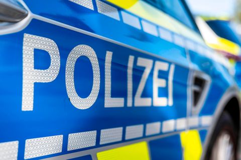 "Polizei" steht auf der Tür eines Polizeiwagens