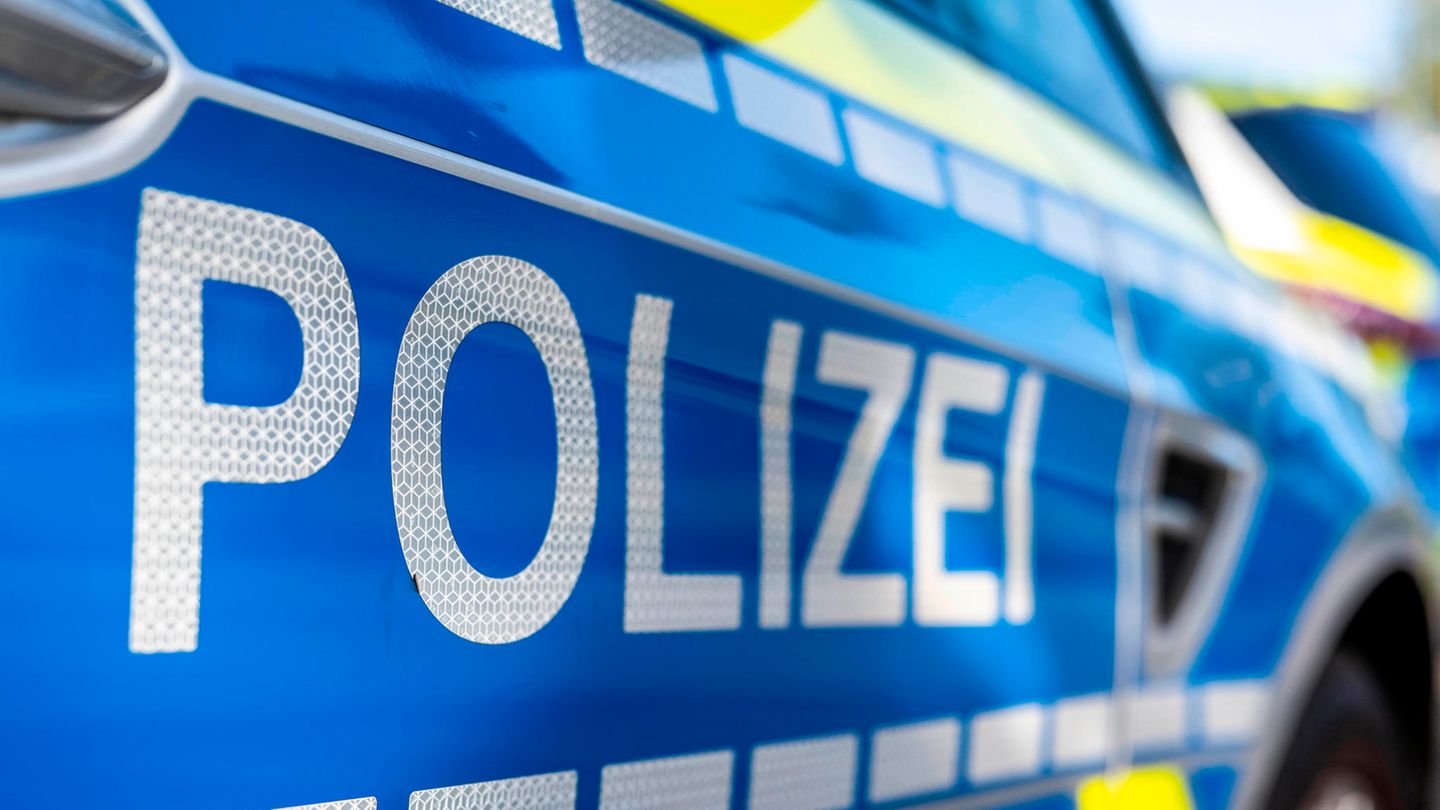 "Polizei" steht auf der Tür eines Polizeiwagens