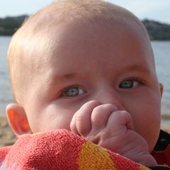 Ein Baby am Strand