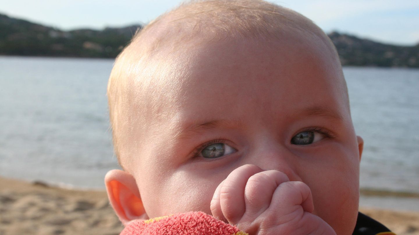 Ein Baby am Strand