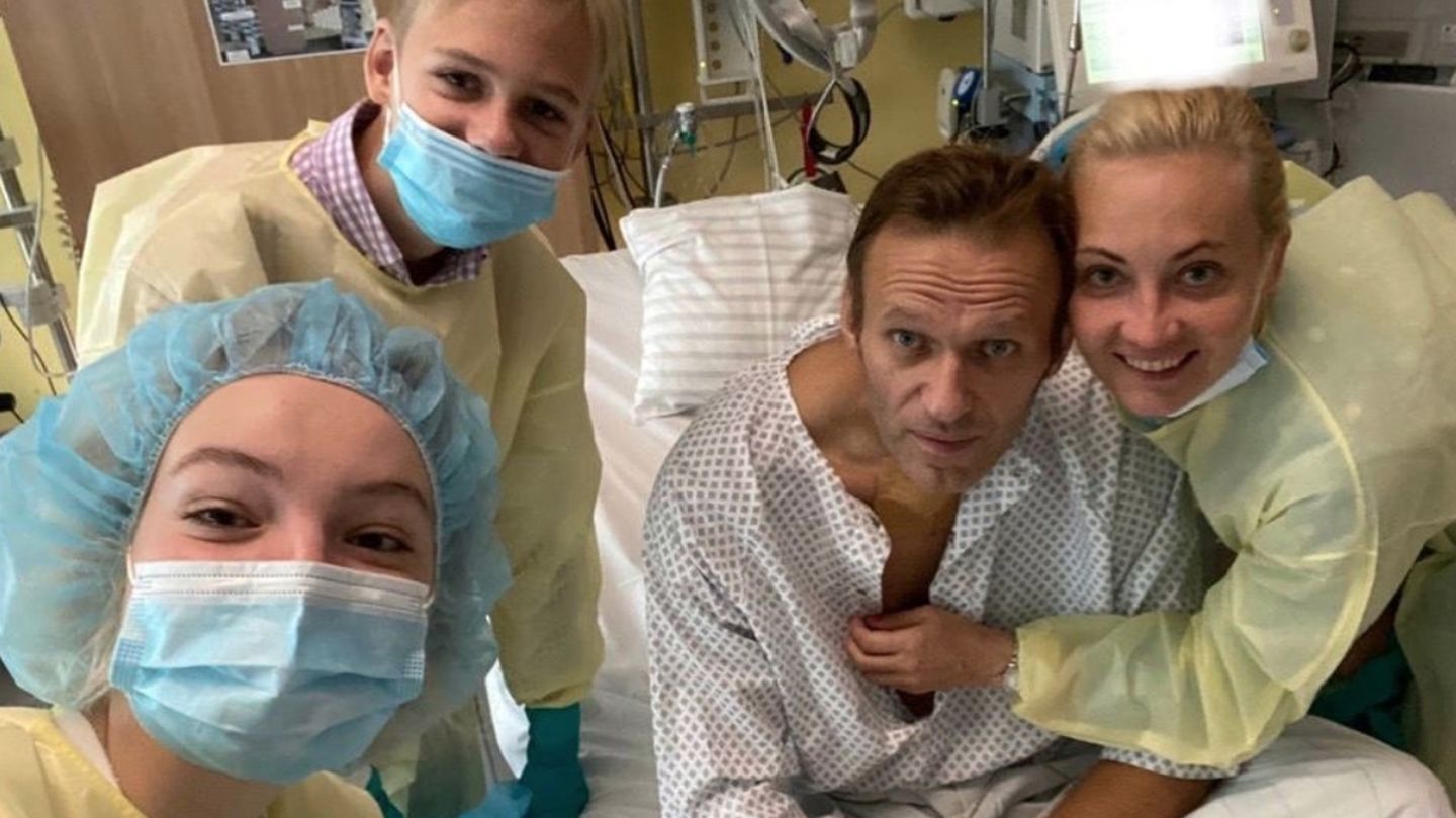 Alexey Nawalny mit seiner Familie im Charité Krankenhaus Berlin