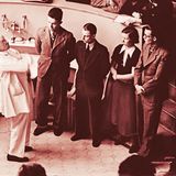 Professor Ferdinand Sauerbruch unterhält sich mit Medizinstudenten im Hörsaal der Charite